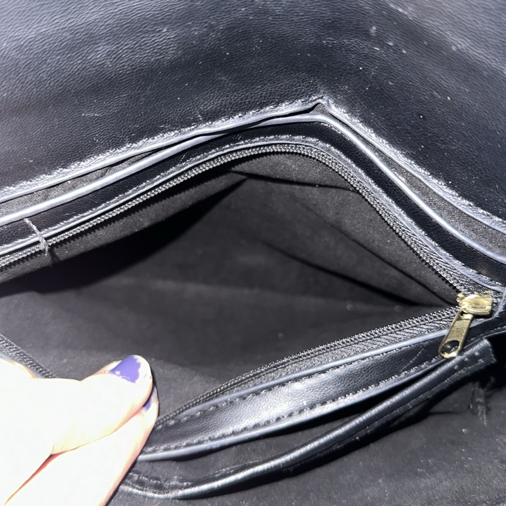 ⭐️SOLD⭐️
Steve Madden Black and Gold Crossbody - Picture 14 of 14